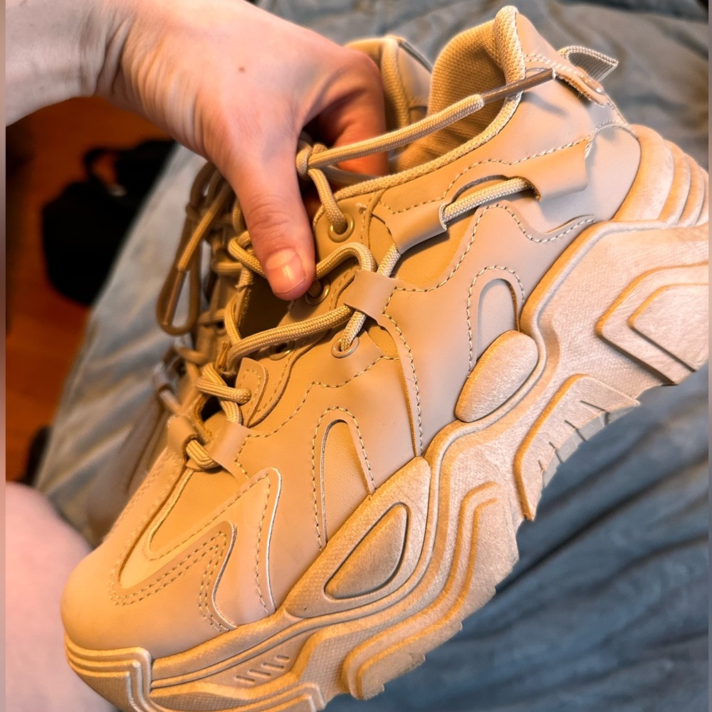 Chunky pair of sneakers size 8!